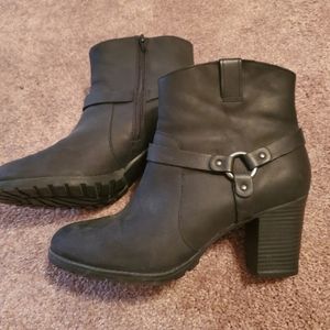 Clark's boots size 10 side zip 3" heels